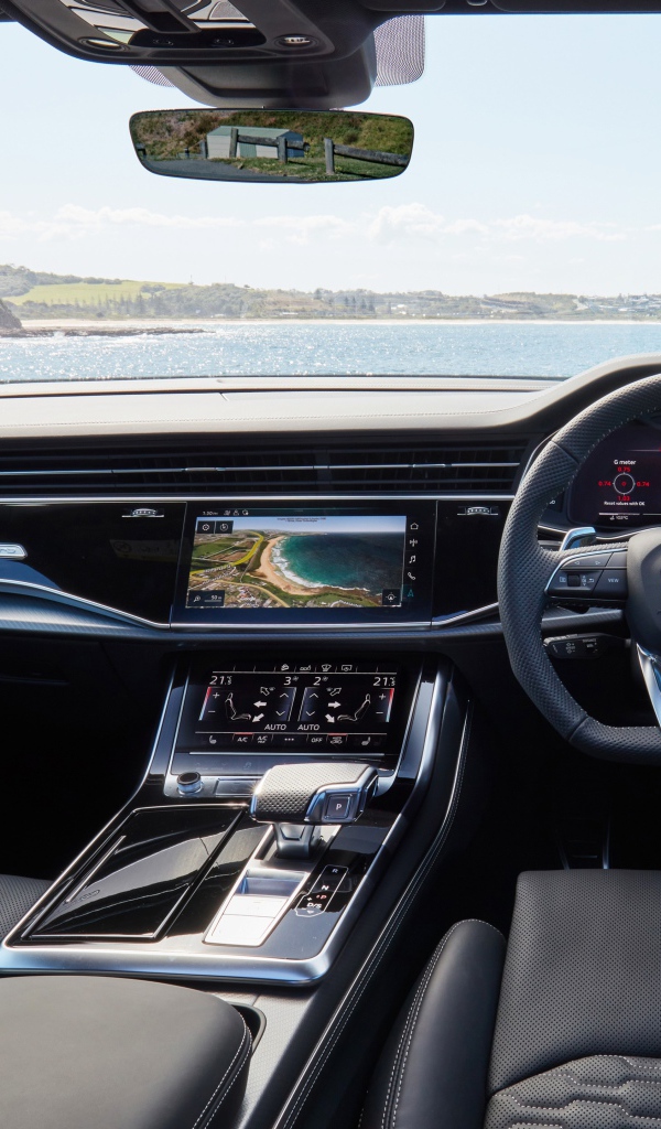 Черный кожаный салон автомобиля Audi RS Q8 2020 года 