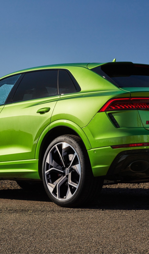 Автомобиль Audi RS Q8 2020 года вид сзади у воды