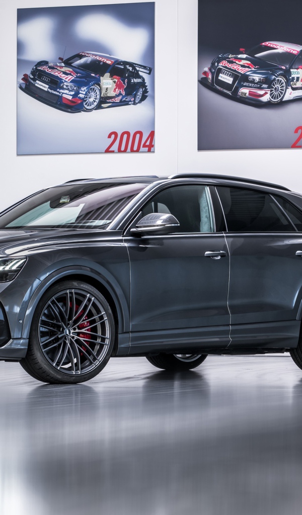 Серый автомобиль Audi RS Q8 2020 года на выставке 