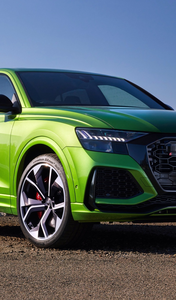 Зеленый автомобиль Audi RS Q8 2020 года вид спереди