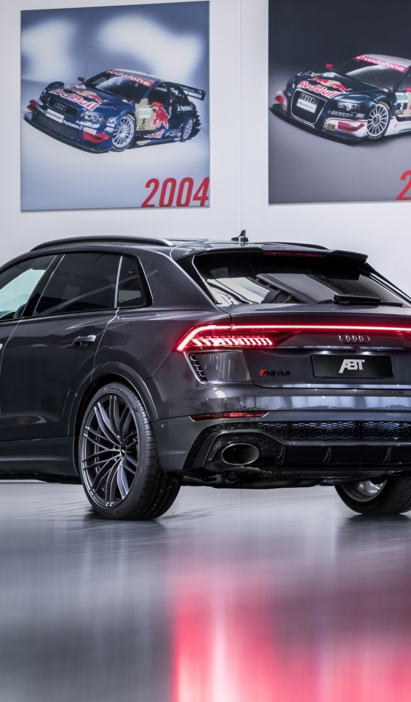 Черный Audi RS Q8 2020 года вид сзади