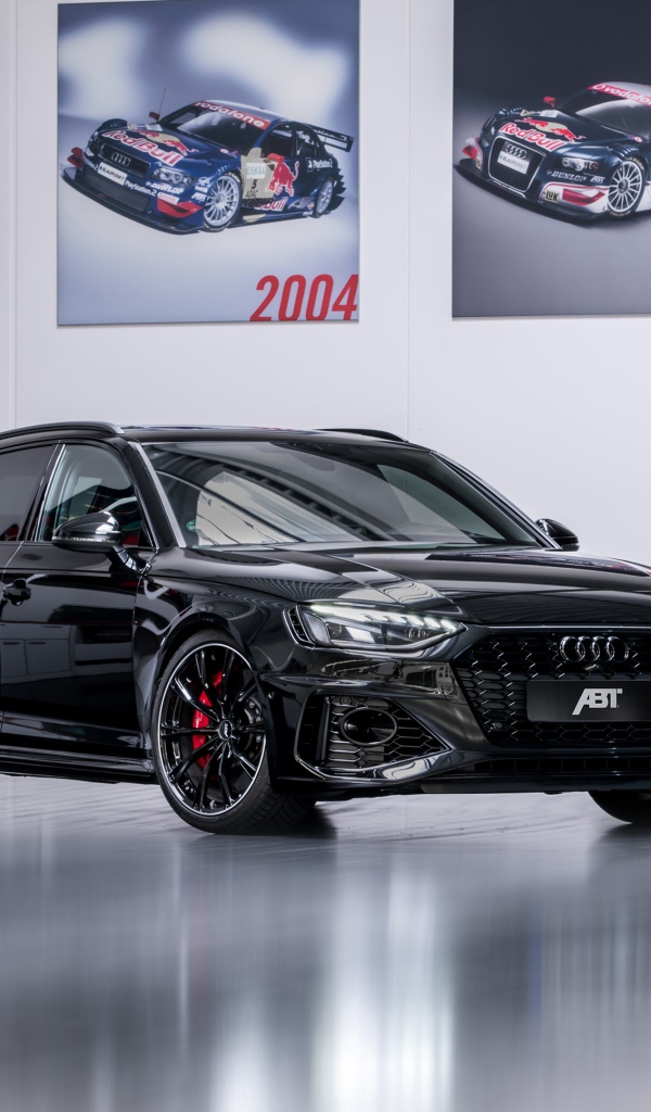 Черный автомобиль Audi RS 4 Avant 2020 года 