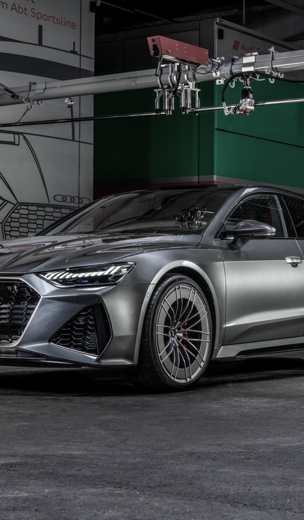 Серый автомобиль  Audi RS 7 Sportback 2020 года в гараже