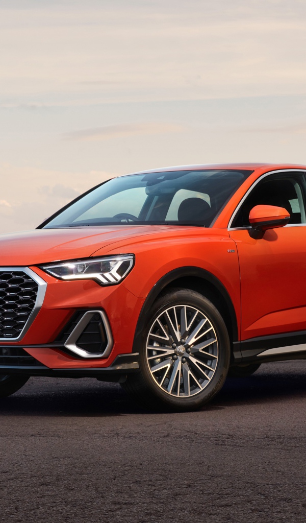 Красный автомобиль Audi Q3 Sportback 35 TFSI S Line 2020 года у воды