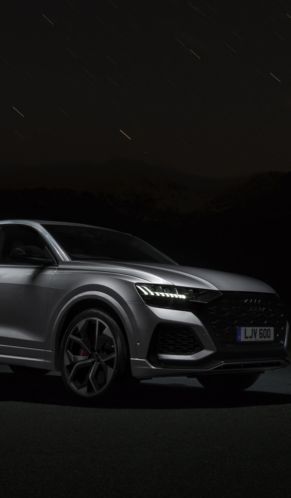 Серебристый автомобиль Audi RS Q8 2020 года ночью 