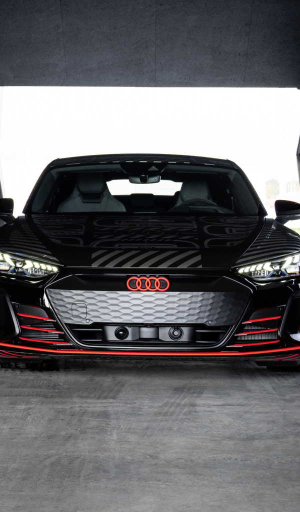 Автомобиль Audi RS E-Tron GT, 2021 года на заправке