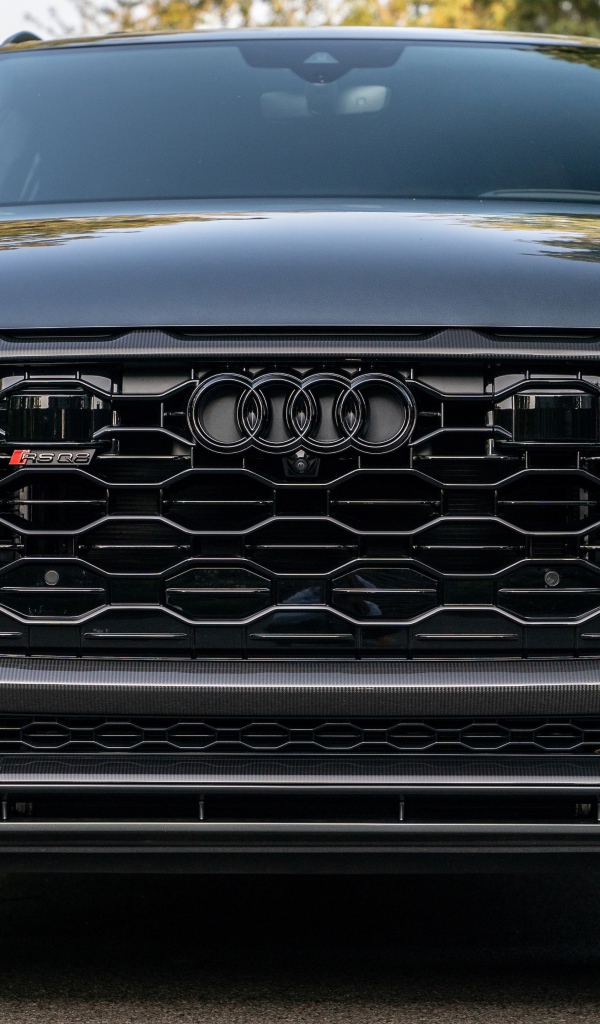 Черный автомобиль  Audi RS Q8, 2021 года вид спереди