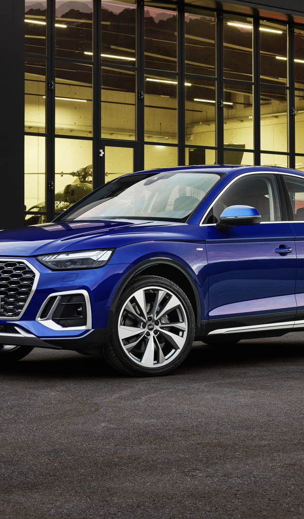 Автомобиль Audi TTS, 2021 года у здания с большими окнами