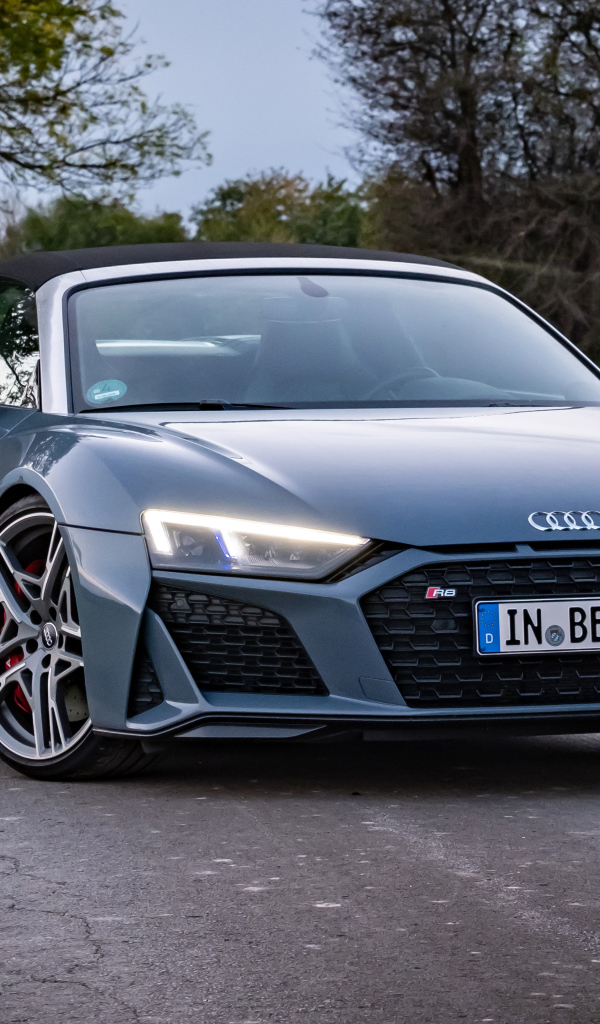 Автомобиль Audi R8 V10 вид спереди