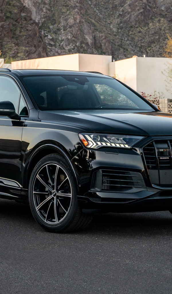 Черный внедорожник Audi Q7 55 TFSI Quattro, 2020 года у горы