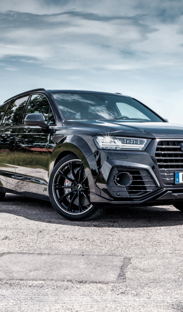 Черный автомобиль ABT Audi Q7 50 TDI на фоне неба