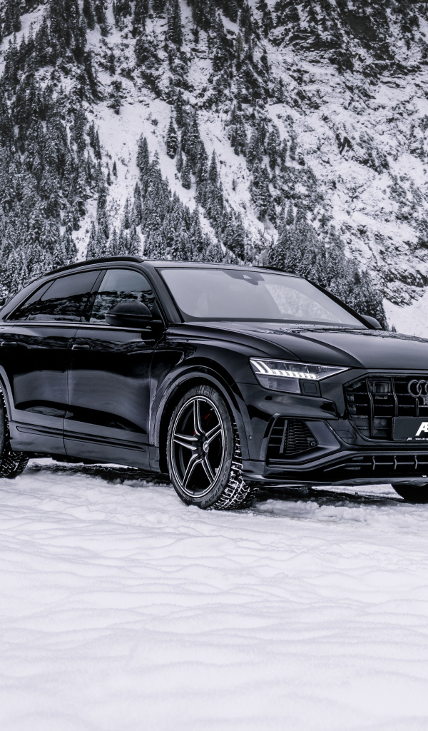 Черный автомобиль Audi ABT SQ8 TDI, 2019 года на фоне заснеженных гор