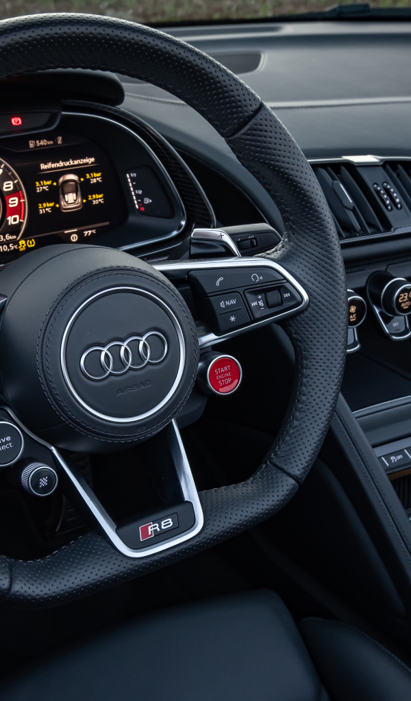 Черный кожаный руль в автомобиле Audi R8 V10