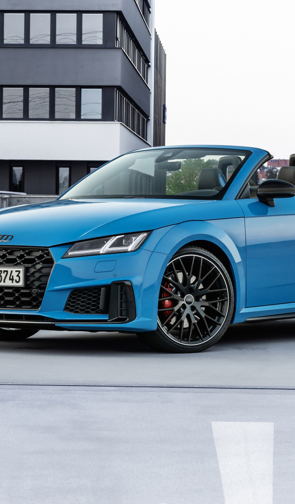 Голубой автомобиль кабриолет Audi TTS, 2021 года