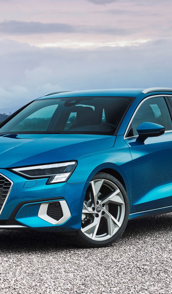 Синий автомобиль Audi A3 Sportback 35 TFSI 2020 года на асфальте 