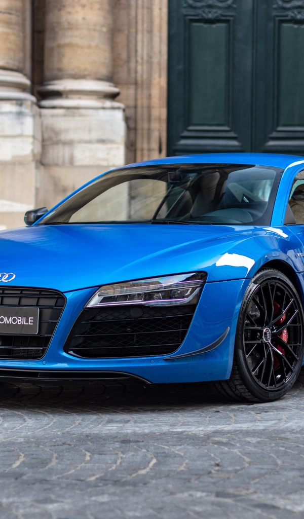 Синий автомобиль Audi R8 LMX у старого здания
