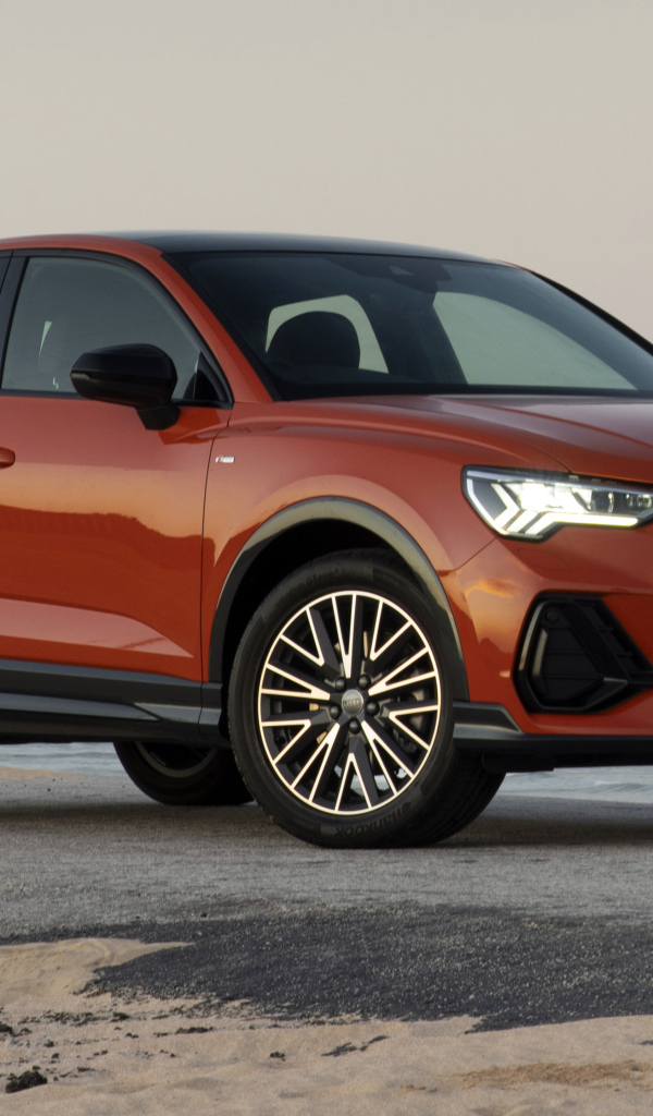 Красный автомобиль Audi Q3 Sportback 40 TFSI Quattro S Line 2020 года у моря