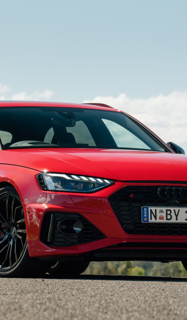 Красный автомобиль Audi RS 4 Avant 2020 года на фоне неба