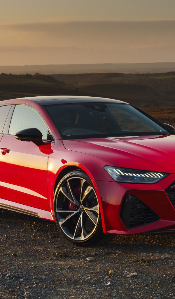 Красный автомобиль Audi RS 7 Sportback 2020 на трассе 