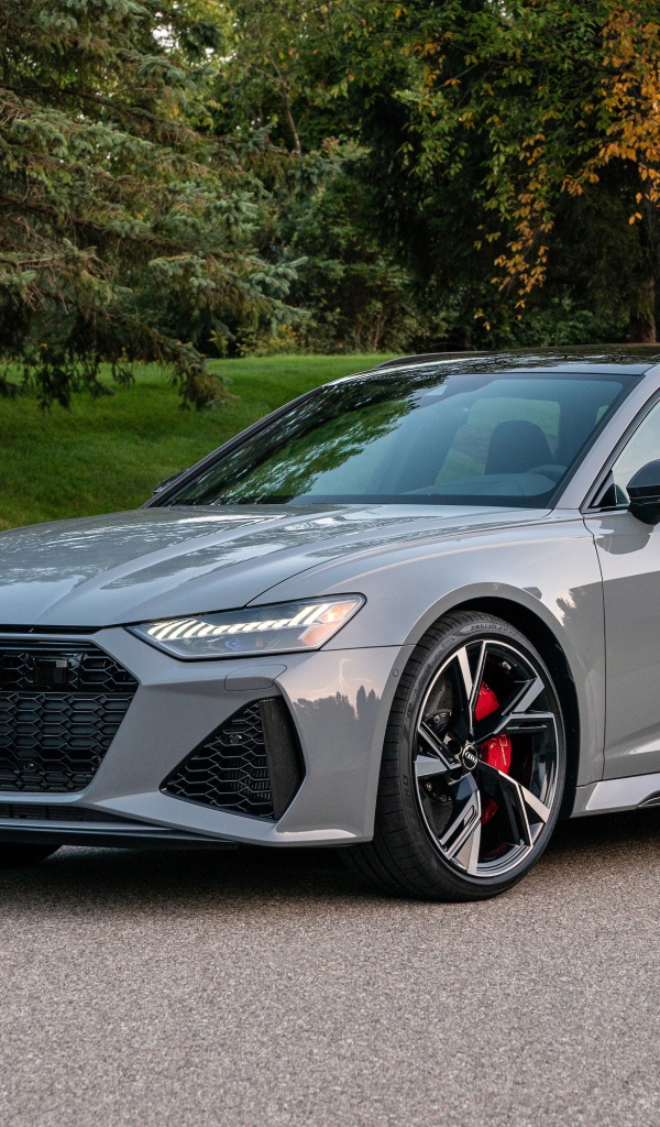 Серебристый автомобиль Audi RS 6 Avant, 2021 года вид спереди