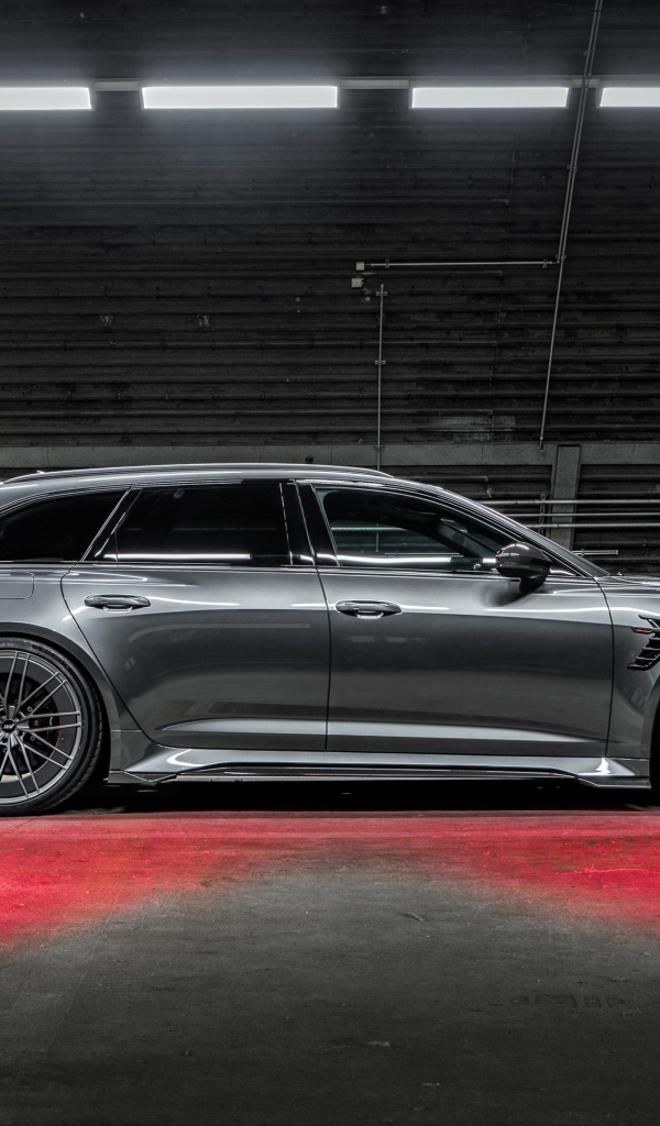 Серебристый автомобиль ABT RS6-R 2020 года в ангаре