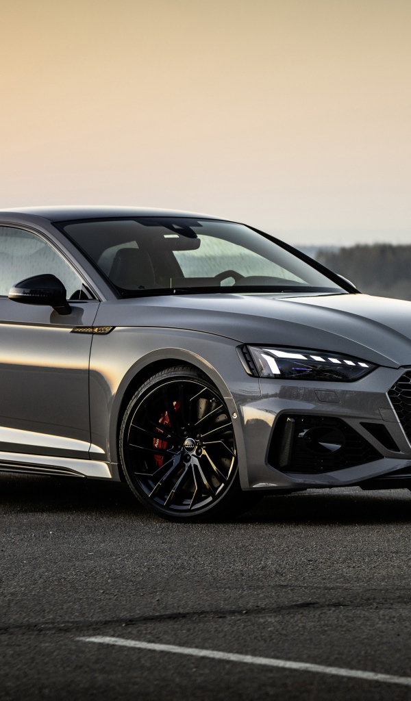 Серебристый автомобиль Audi RS 5 Coupe 