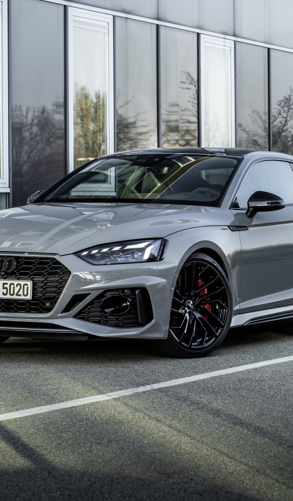 Серебристый автомобиль Audi RS 5 Coupe у здания 