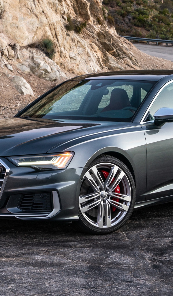 Серебристый седан  Audi S6, 2020 года на повороте 