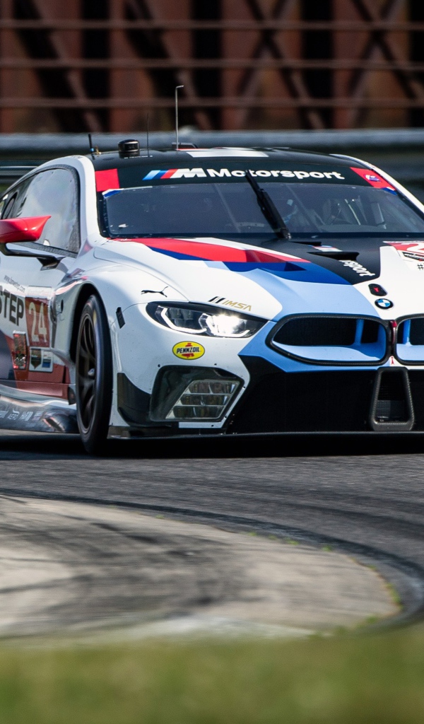 Спортивный автомобиль BMW M8 GTE 2020 на гоночной трассе