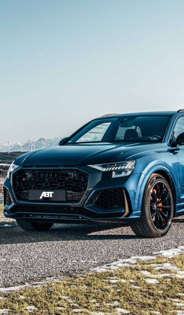 Стильный автомобиль  Audi RS Q8 2020 года на дороге 