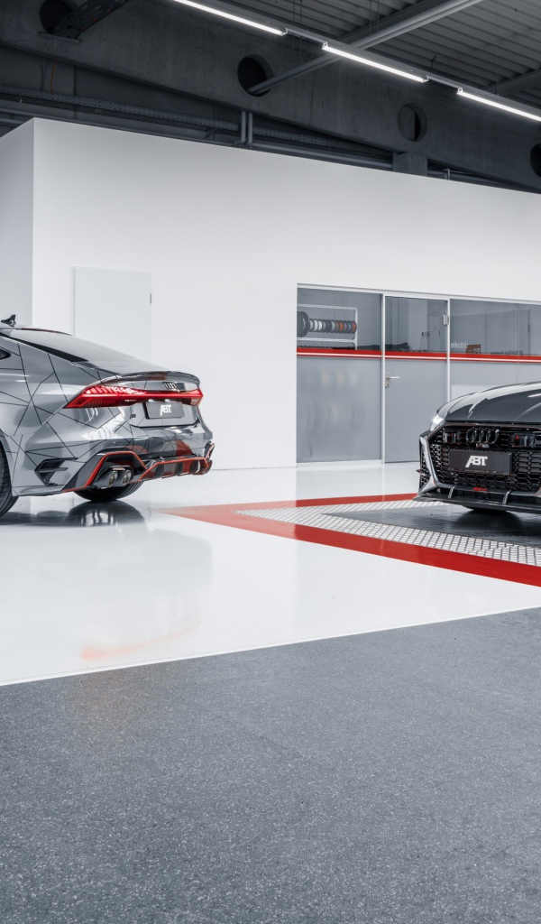 Два автомобиля ABT RS6-R 2020 года в гараже