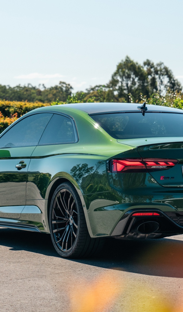 Зеленый автомобиль Audi RS 5 Coupé 2020 года вид сзади