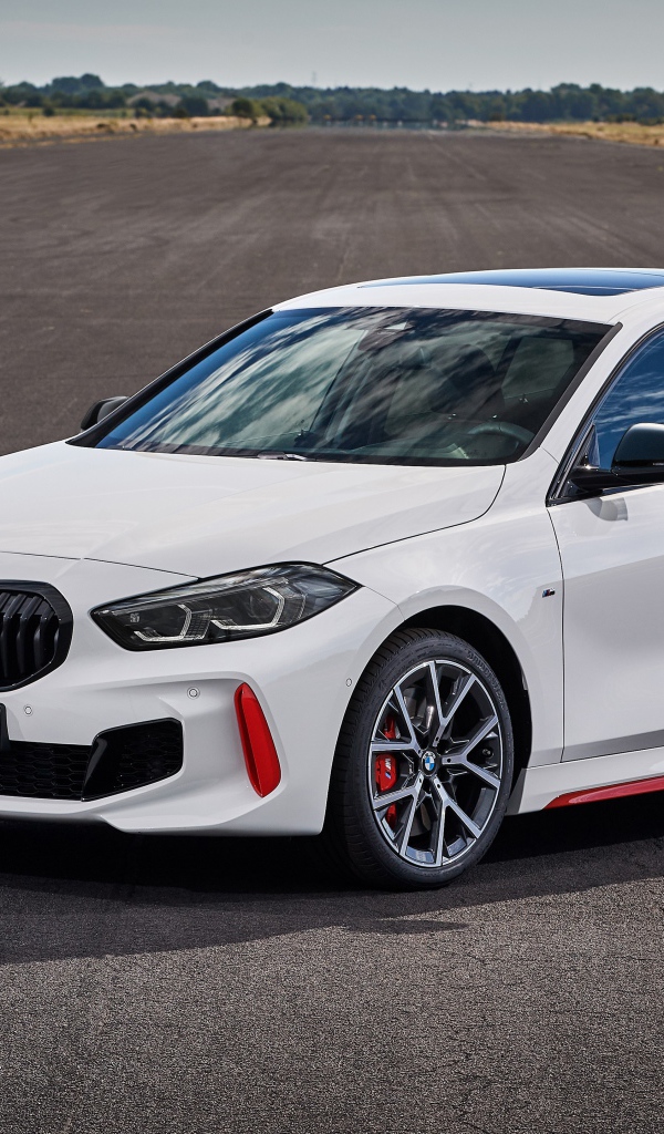 Белый автомобиль BMW 128ti 2020 года на дороге