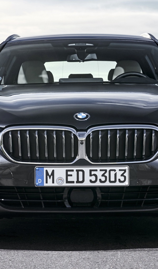 Черный автомобиль BMW 530d XDrive Touring Luxury Line 2020 года вид спереди