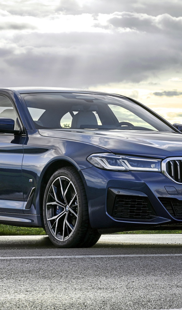 Синий автомобиль бизнес класса BMW 540i XDrive M Sport 2020 года