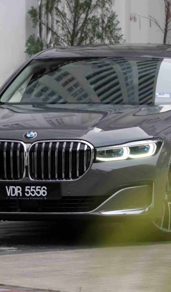 Черный автомобиль BMW 740Le XDrive 2020 года 