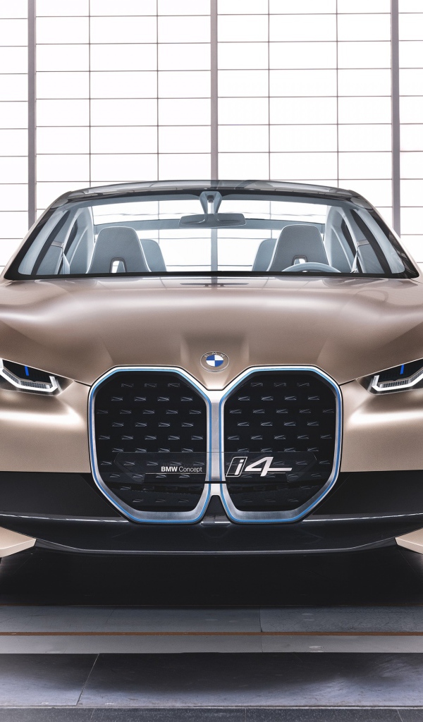 Автомобиль BMW Concept I4 2020 года вид спереди