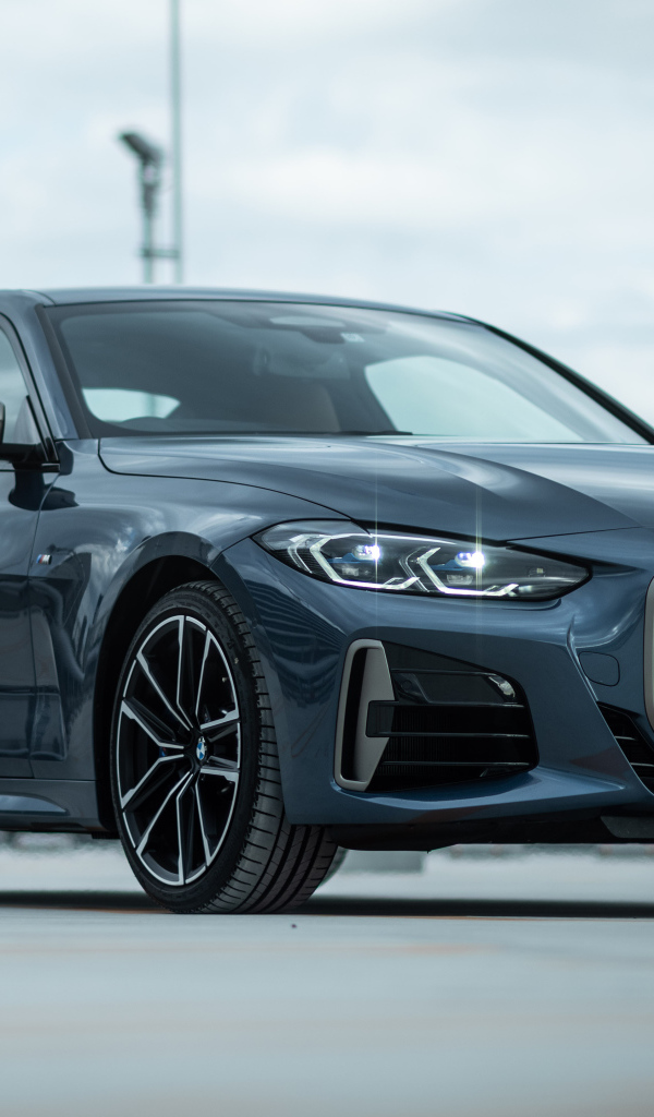 Автомобиль BMW M440i XDrive Coupé 2020 года на фоне города