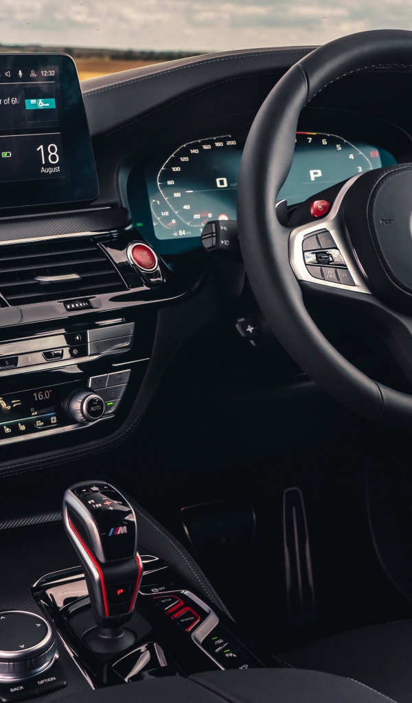 Черный кожаный салон автомобиля BMW M5 Competition 2020 года