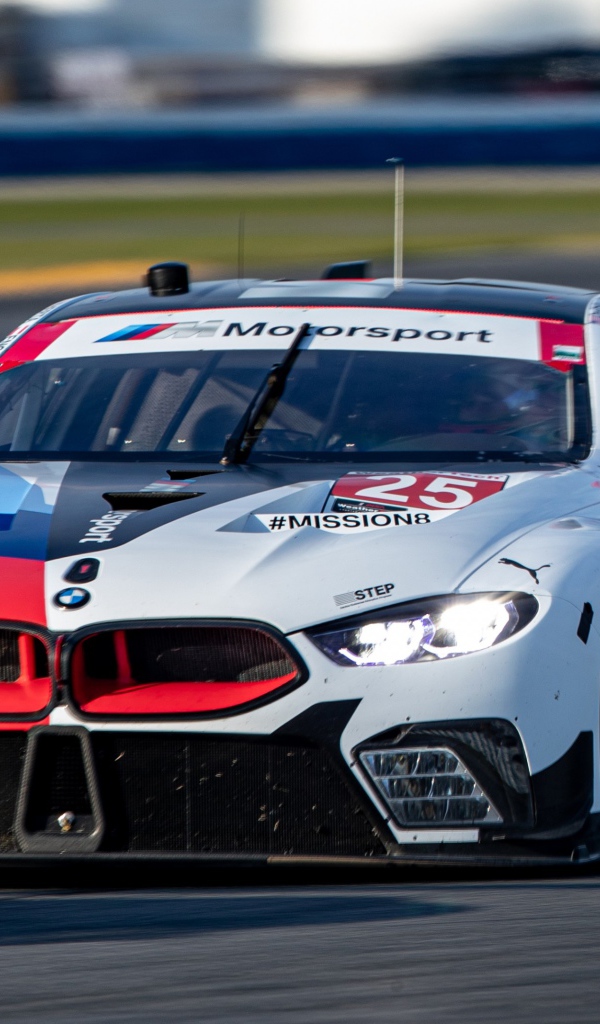 Гоночный автомобиль BMW M8 GTE 2020 года на трассе