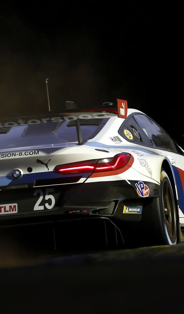 Гоночный автомобиль BMW M8 GTE 2020 года на соревнованиях 