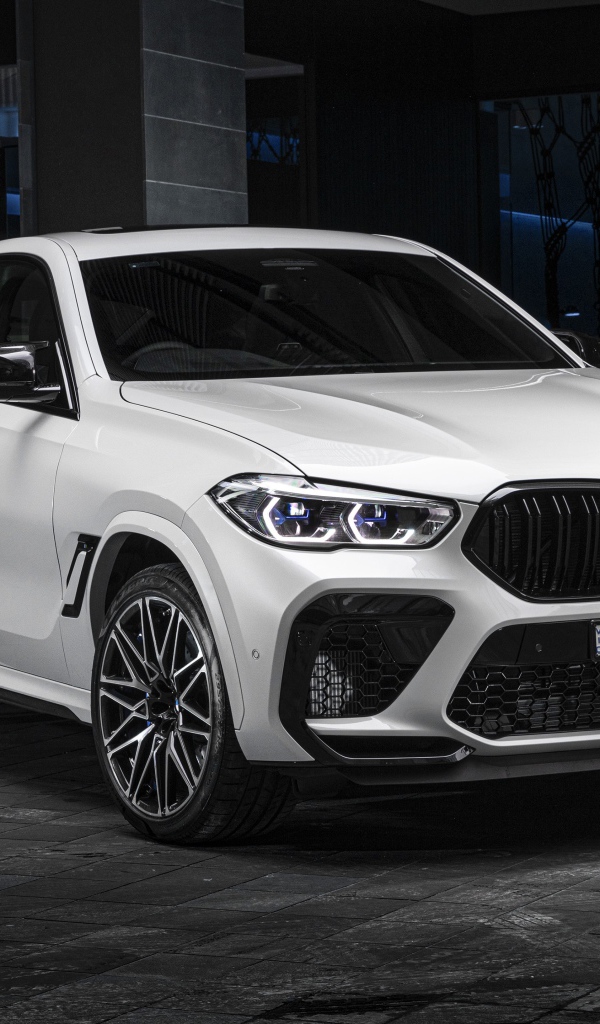 Белый автомобиль BMW X6 M Competition 2020 года 