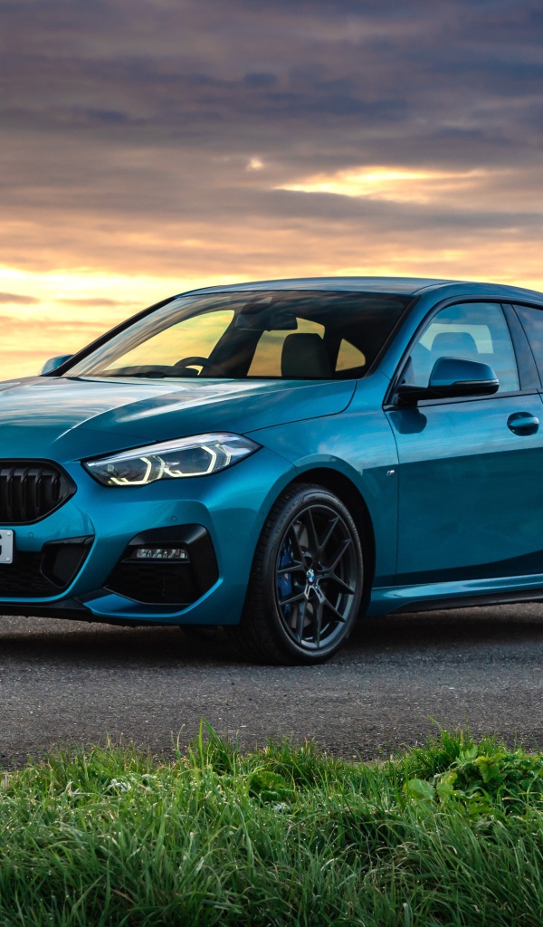 Синий автомобиль BMW 218i Gran Coupe M Sport 2020 года на фоне заката