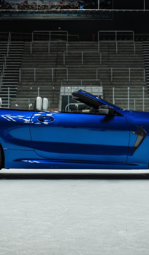 Синий автомобиль  BMW M8 Competition Cabrio 2020 года вид сзади