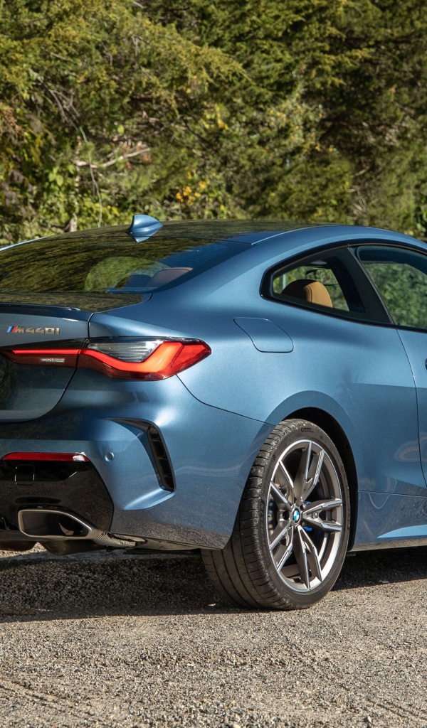 Автомобиль  BMW M440i XDrive Coupe, 2021 года вид сбоку