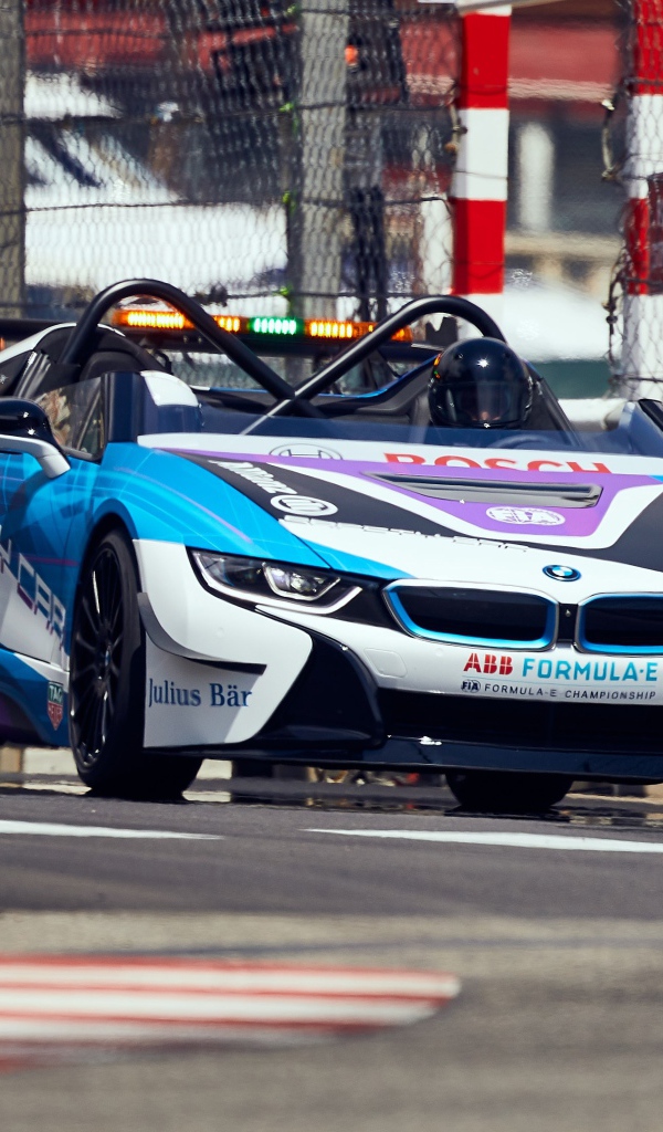 Гоночный автомобиль BMW I8 Roadster на трассе 