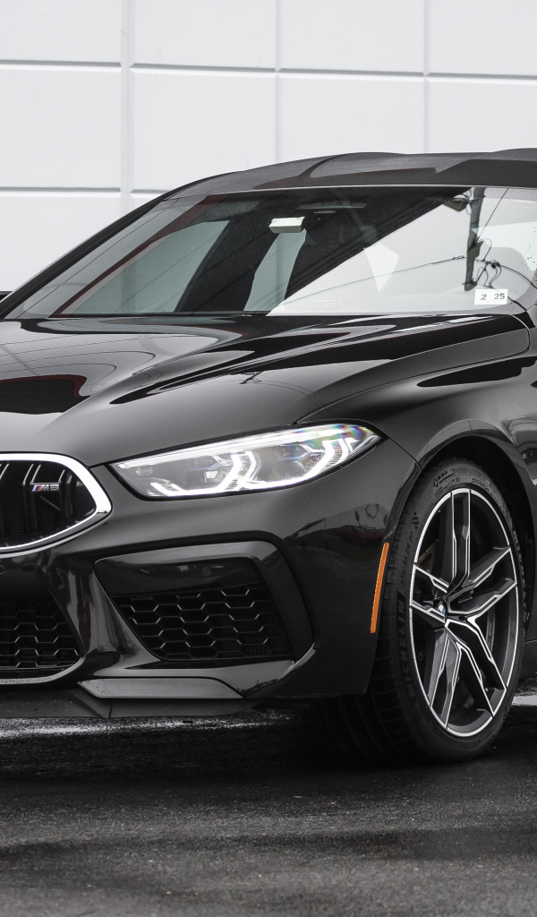 Черный автомобиль BMW M8, 2020 года