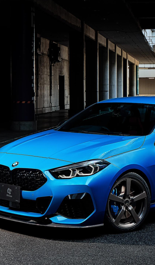 Синий автомобиль BMW 2 Series Gran Coupé 2020 года на подземной парковке