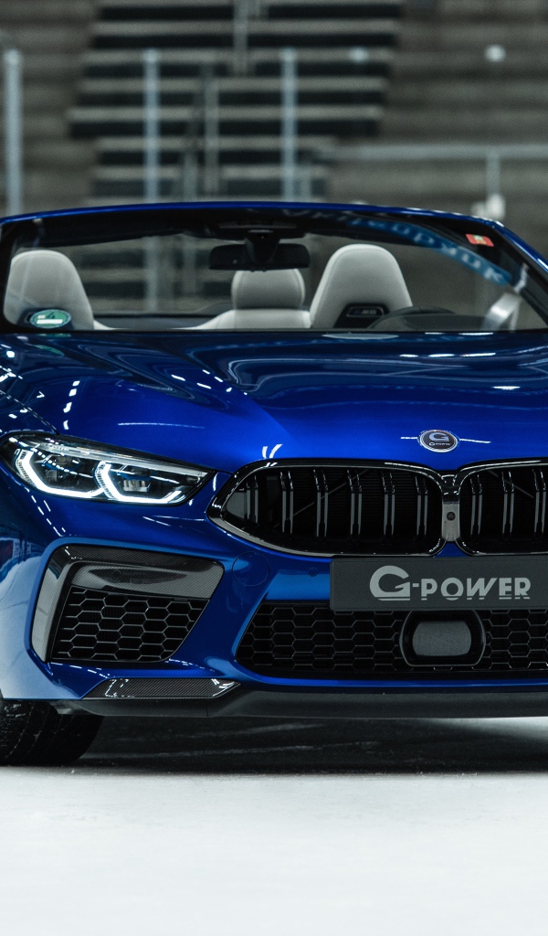 Синий автомобиль  BMW M8 Competition Cabrio 2020 на стадионе 