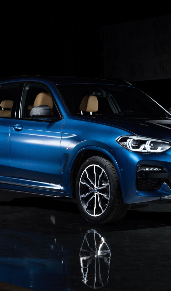 Синий автомобиль Larte Design BMW X3 XDrive30d 2020 года на черном фоне